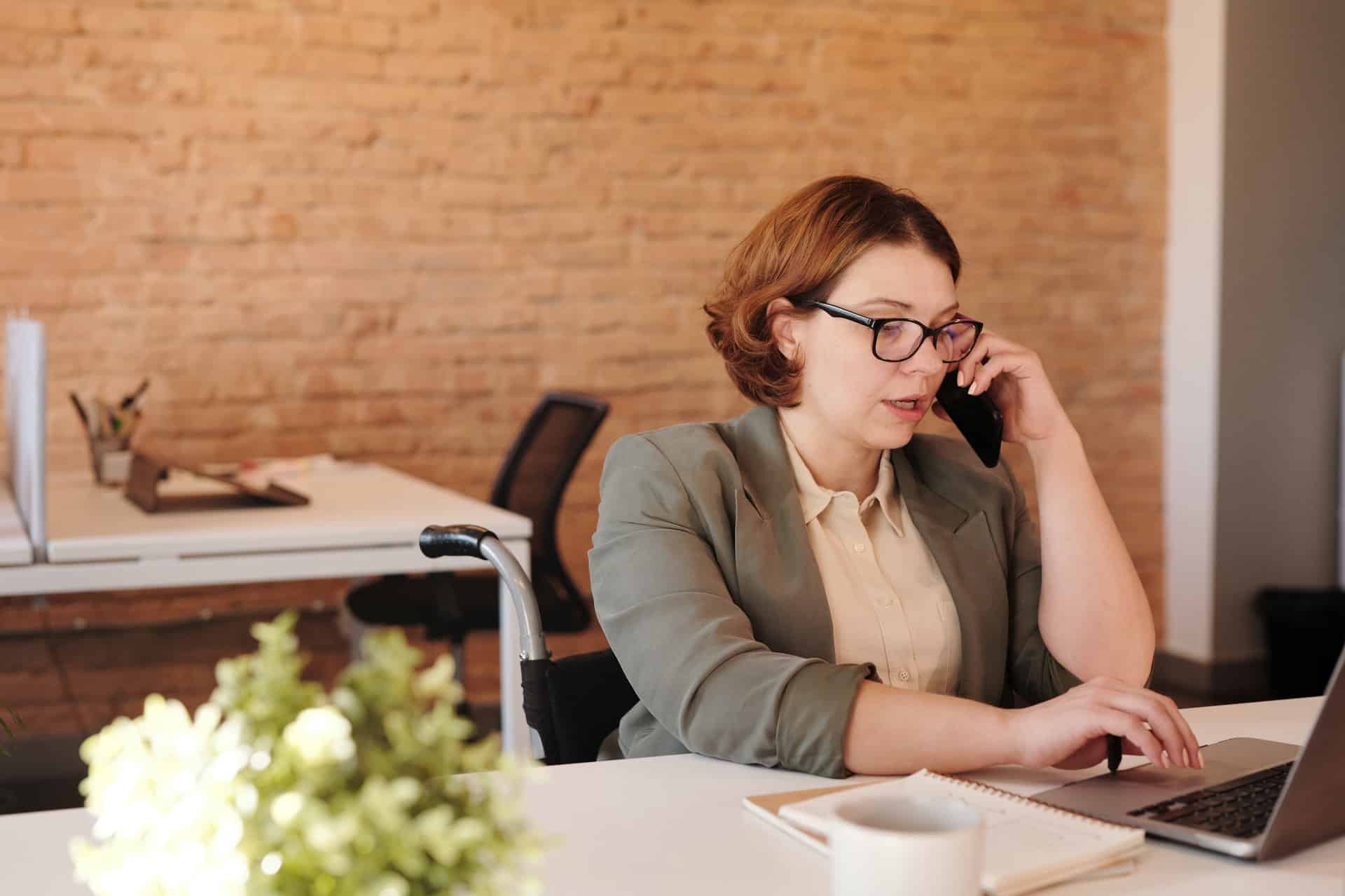 Lady working from home on her Virtual Assistant course