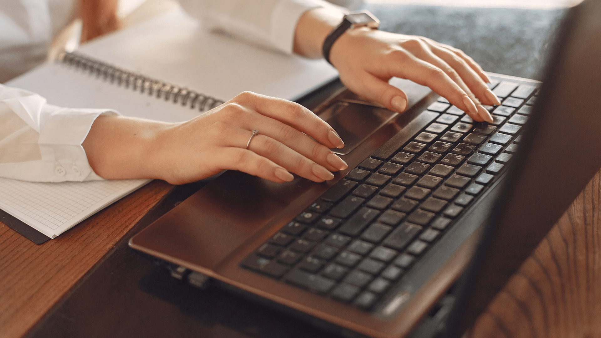 Typing center. Набор текста. Работа за ноутбуком. Руки на клавиатуре ноутбука. Набор текста на ноутбуке.